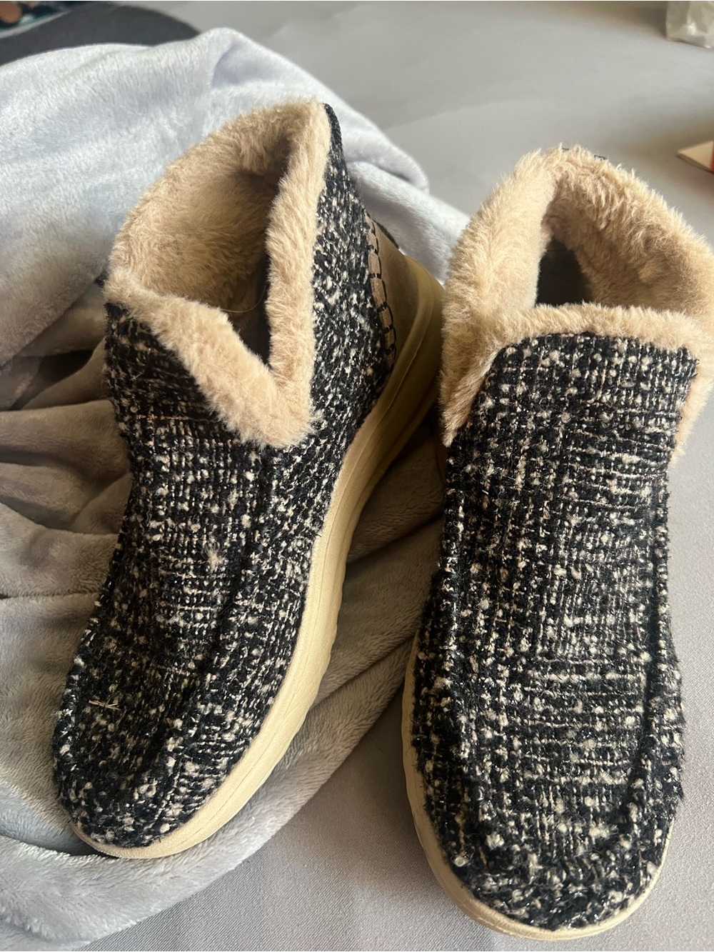 Hey Dude Denny Faux Fur Black/Tan/Glitter Tweed W8 Ankle Shoes, good condition
